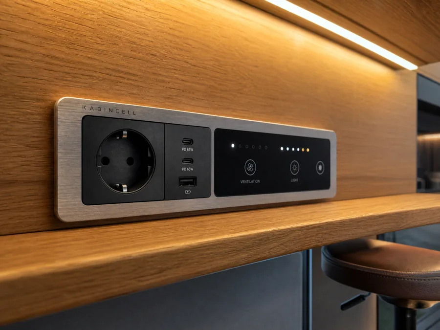 Kabincell markalı entegre güç modülü — 220V priz, çift PD 65W USB-C hızlı şarj, USB-A portu ve dokunmatik havalandırma/ışık kontrol paneli